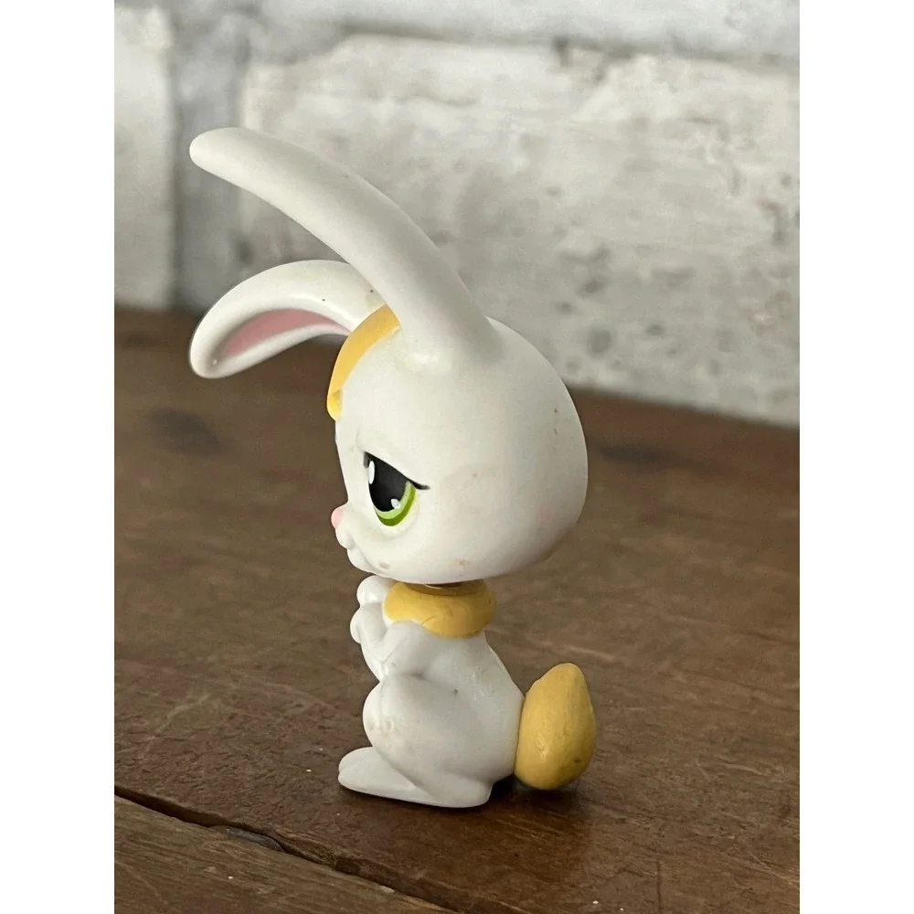 Littlest‎ Pet Shop LPS #245 White & Yellow Bunny Rabbit Green Eyes Red Magnet